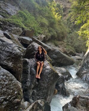 Kangan Khandelwal Instagram - This was one of the best experiences. We went hiking & it was not easy but we did it 🩵
#lifeofk #hiking #experience #birbilling⛰️ #travel #bhagsuwaterfall