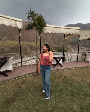 Kangan Khandelwal Instagram - Happiest around ⛰️& him 🙊
#lifeofk #rishikesh #travelphotography #pahad #photography
