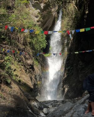 Kangan Khandelwal Instagram - This was one of the best experiences. We went hiking & it was not easy but we did it 🩵
#lifeofk #hiking #experience #birbilling⛰️ #travel #bhagsuwaterfall