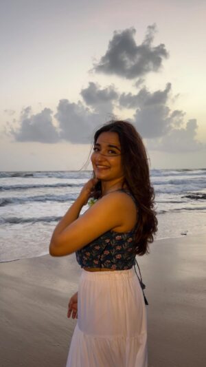 Kangan Khandelwal Instagram - Silly me forgot to love myself 🫂
Outfit @silayibazi 💙
#lifeofk #selflove #reelsinstagram #sunset #reelsviral #beauty 

( sunset beach aesthetic Reel )