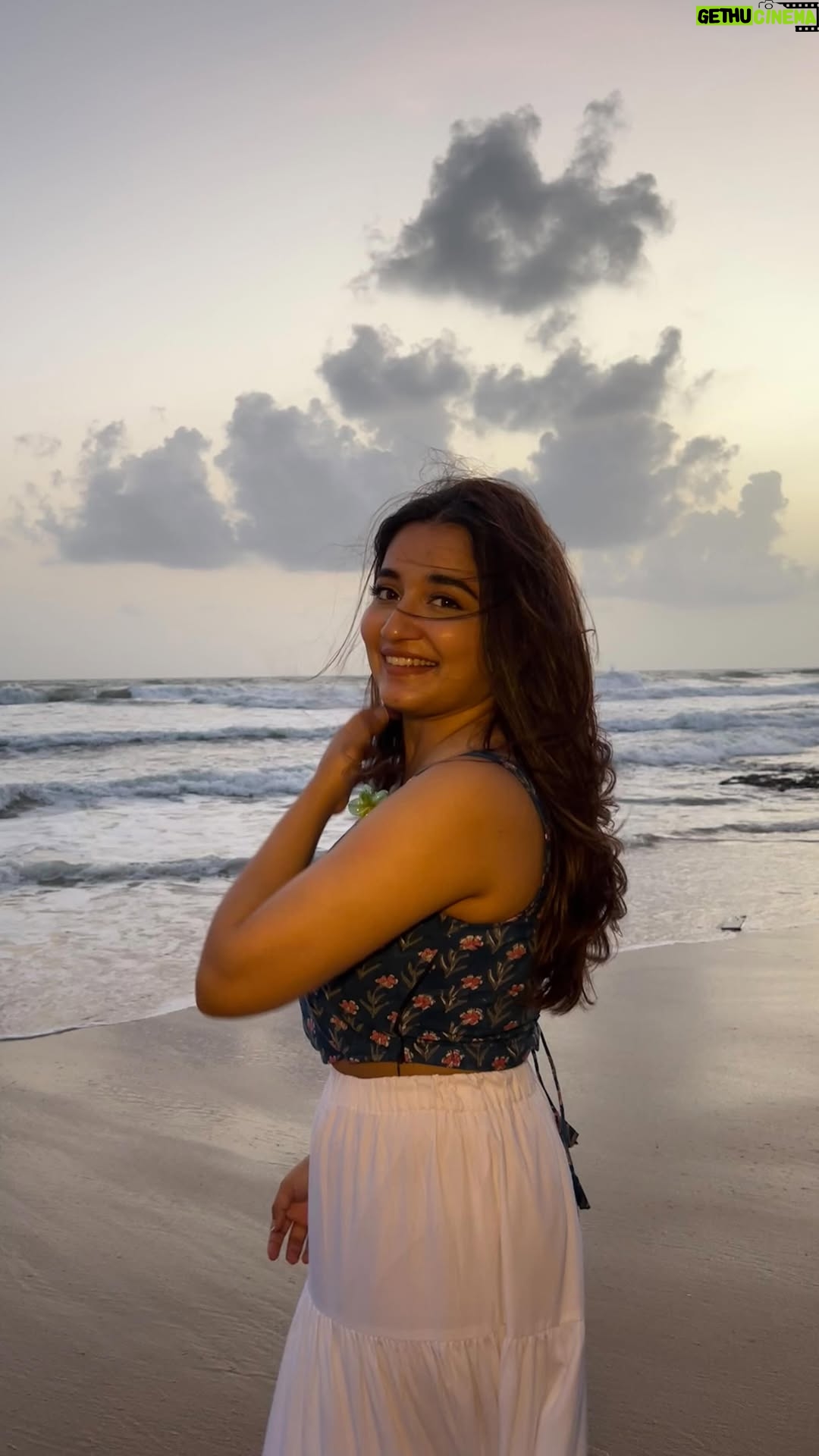 Kangan Khandelwal - 24.9K Likes - Silly me forgot to love myself 🫂
Outfit @silayibazi 💙
#lifeofk #selflove #reelsinstagram #sunset #reelsviral #beauty 

( sunset beach aesthetic Reel )