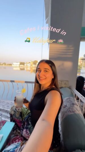 Kangan Khandelwal Instagram - Udaipur cafes 🪷🦢🛺✨
My fav @jheeludaipur & Tapri ♥️
#udaipur #cafe #love #lifeofk #travel