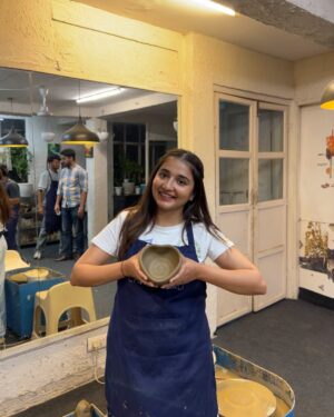 Kangan Khandelwal Instagram - Playing with clay ♥️🐧

#lifeofk #explore #love #pottery #love #artwork