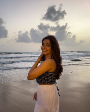 Kangan Khandelwal Instagram - Sky so pretty 🥹
Outfit from @silayibazi 🩵

#lifeofk #goabeach #ootd #explorepage✨ #fyp #happy #love