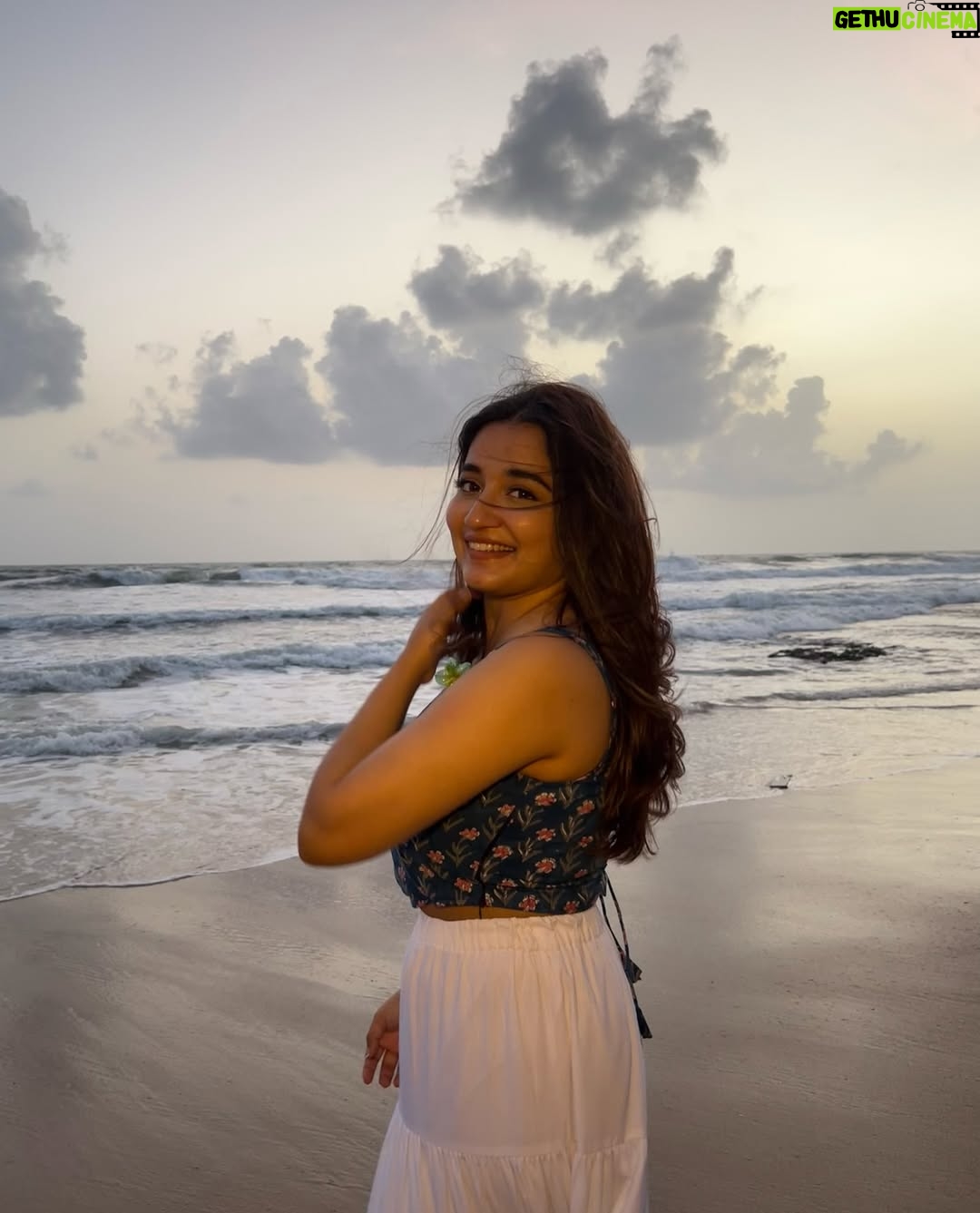 Kangan Khandelwal - 114.9K Likes - Sky so pretty 🥹
Outfit from @silayibazi 🩵

#lifeofk #goabeach #ootd #explorepage✨ #fyp #happy #love