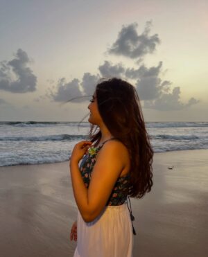 Kangan Khandelwal Instagram - Sky so pretty 🥹
Outfit from @silayibazi 🩵

#lifeofk #goabeach #ootd #explorepage✨ #fyp #happy #love