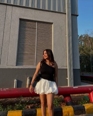 Kangan Khandelwal Instagram - Sun was hitting 🧡
Outfit from @savana 
#ootd #fashion