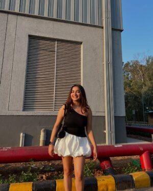 Kangan Khandelwal Instagram - Sun was hitting 🧡
Outfit from @savana 
#ootd #fashion
