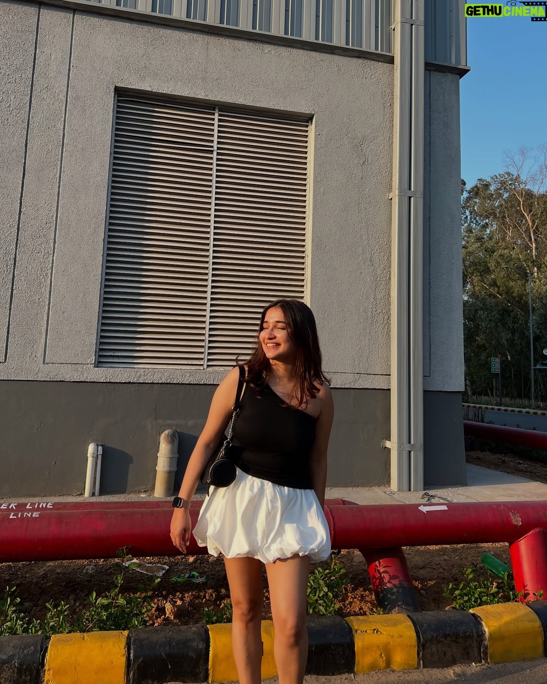 Kangan Khandelwal - 81.6K Likes - Sun was hitting 🧡
Outfit from @savana 
#ootd #fashion
