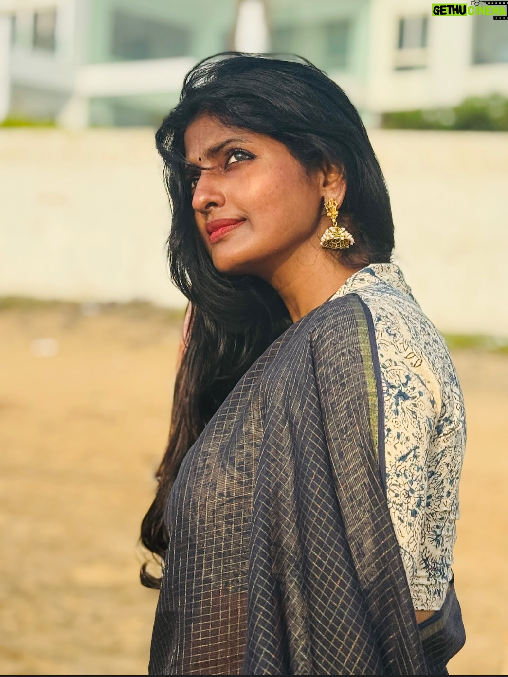 Kani Thiru - 13.3K Likes - Kadaloram sila Kavithaigal❣️🫶🏼 🌊 

Saree and blouse from @vivarnaa_design_studio