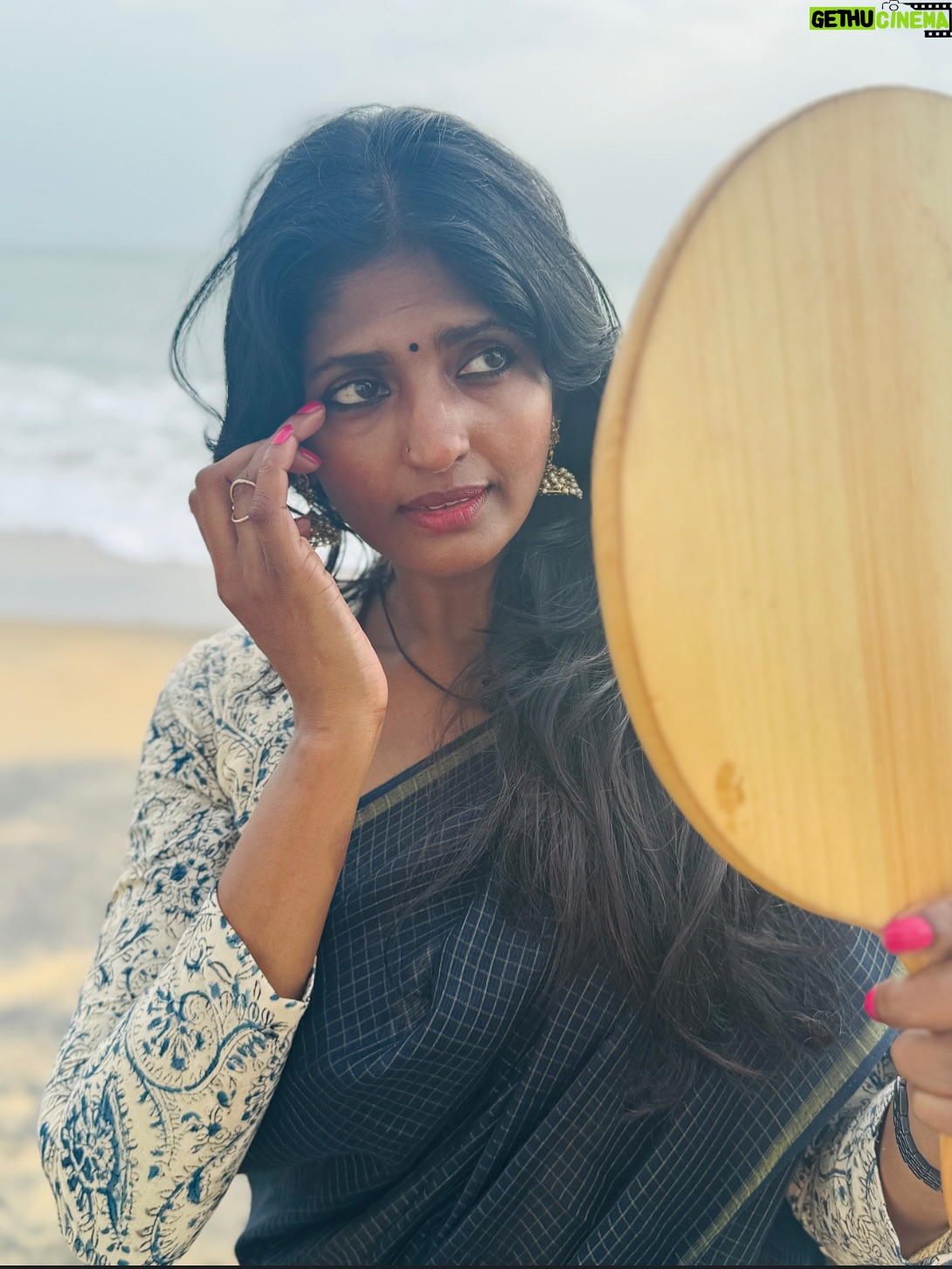 Kani Thiru - 13.3K Likes - Kadaloram sila Kavithaigal❣️🫶🏼 🌊 

Saree and blouse from @vivarnaa_design_studio