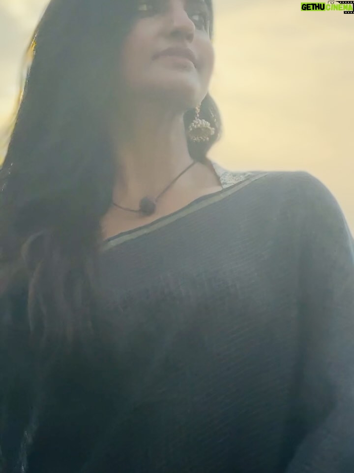 Kani Thiru - 13.3K Likes - Kadaloram sila Kavithaigal❣️🫶🏼 🌊 

Saree and blouse from @vivarnaa_design_studio
