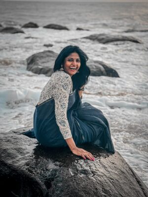 Kani Thiru Instagram - Kadaloram sila Kavithaigal❣️🫶🏼 🌊
Saree and blouse from @vivarnaa_design_studio