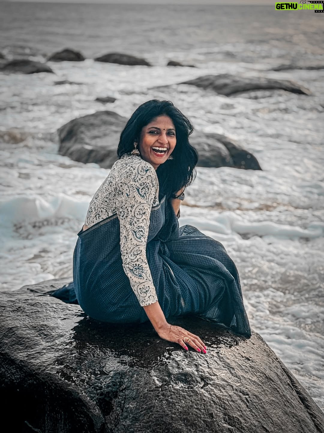 Kani Thiru - 13.3K Likes - Kadaloram sila Kavithaigal❣️🫶🏼 🌊 

Saree and blouse from @vivarnaa_design_studio
