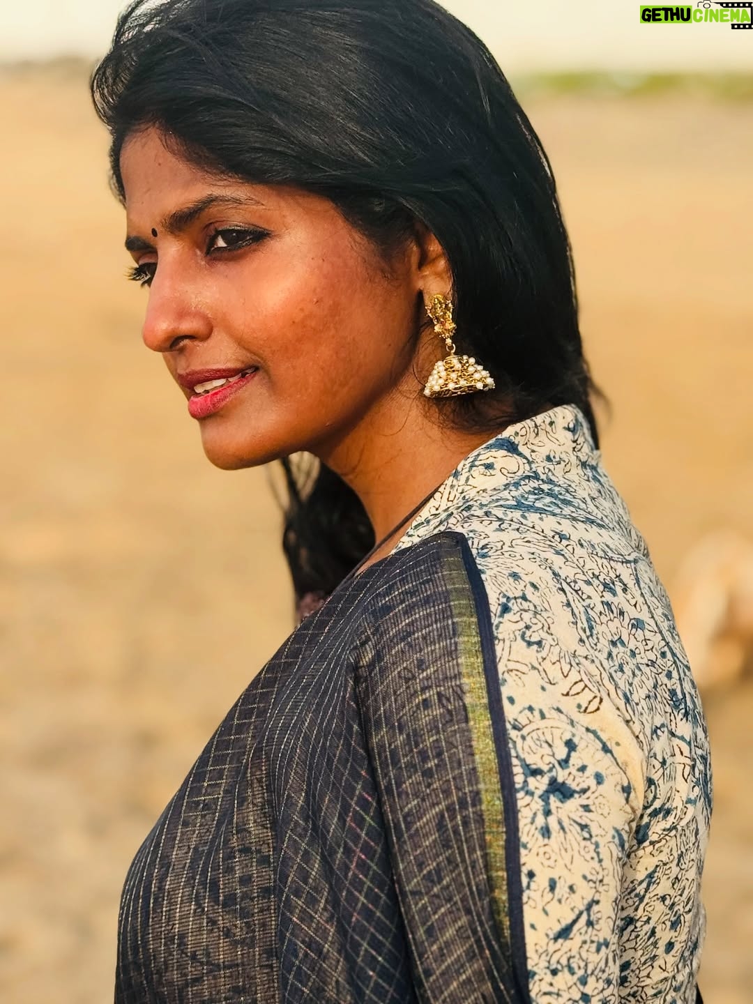Kani Thiru - 13.3K Likes - Kadaloram sila Kavithaigal❣️🫶🏼 🌊 

Saree and blouse from @vivarnaa_design_studio