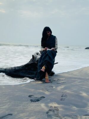 Kani Thiru Instagram - Kadaloram sila Kavithaigal❣️🫶🏼 🌊
Saree and blouse from @vivarnaa_design_studio