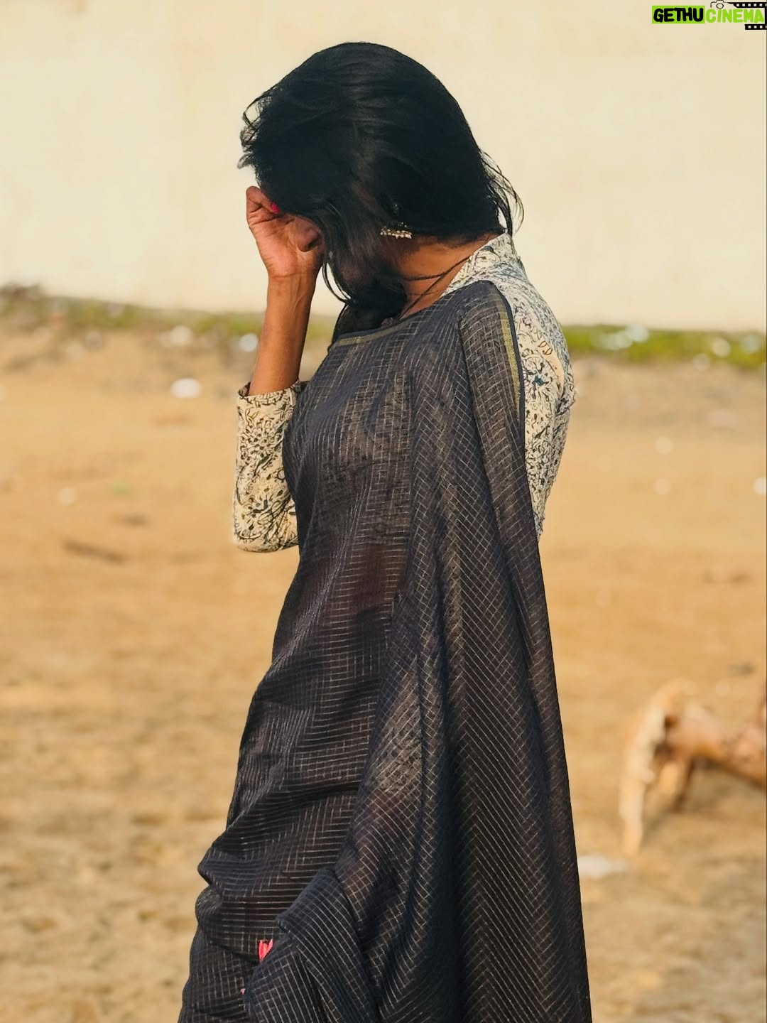 Kani Thiru - 13.3K Likes - Kadaloram sila Kavithaigal❣️🫶🏼 🌊 

Saree and blouse from @vivarnaa_design_studio