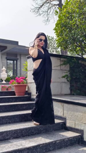 Kanika Maheshwari Instagram - If you are Peaceful
the whole World becomes
Peaceful to you.
It is just a reflection. Whatsoever you are is
Reflected all over. Everyone becomes
a Mirror. -Osho The Book of
Secrets
.
.
.
#love #saree #indianactor #instagood #trending #photooftheday