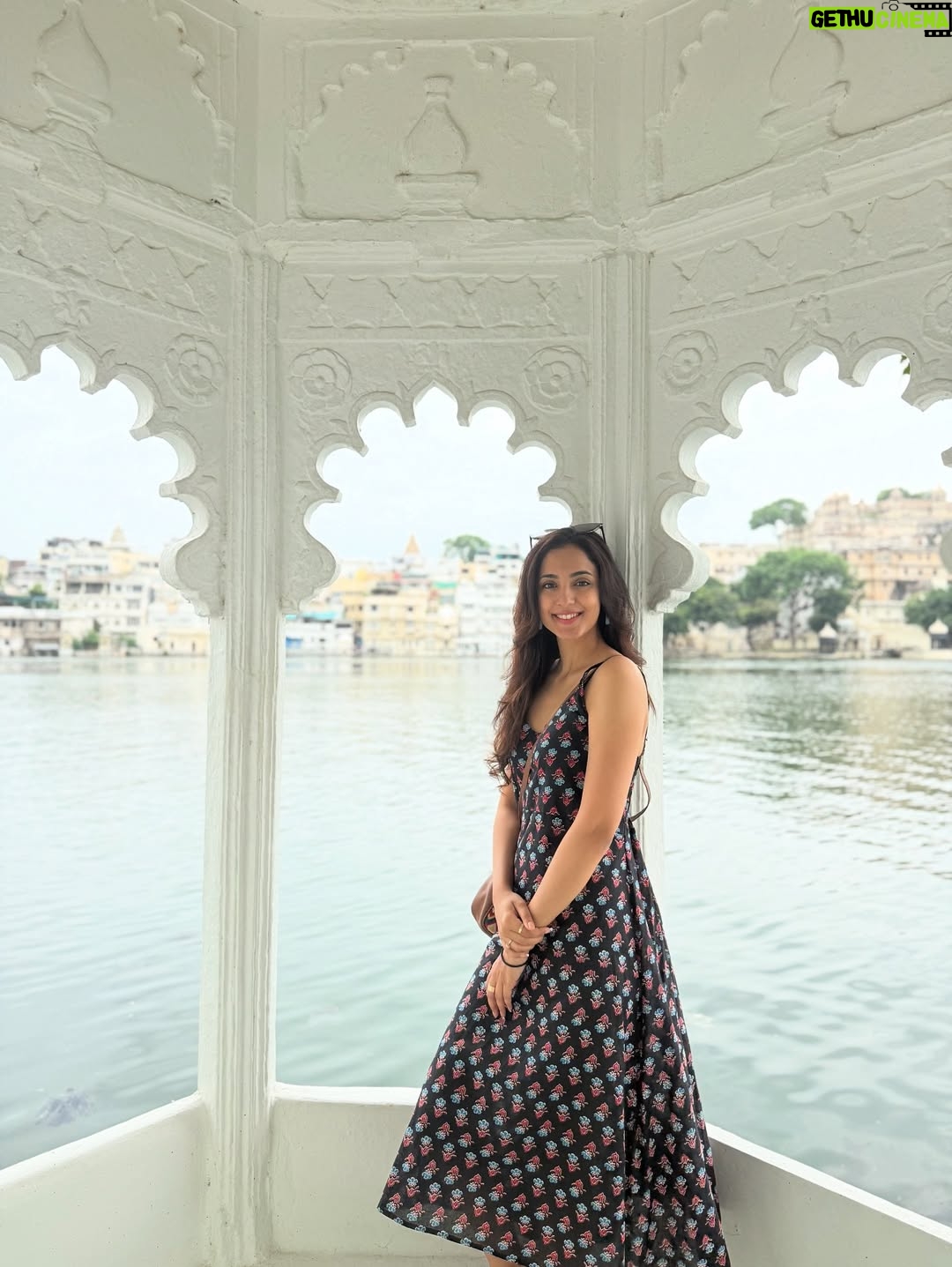 Kanikka Kapur - 71.2K Likes - Came for the view, stayed for the thali! 🍛