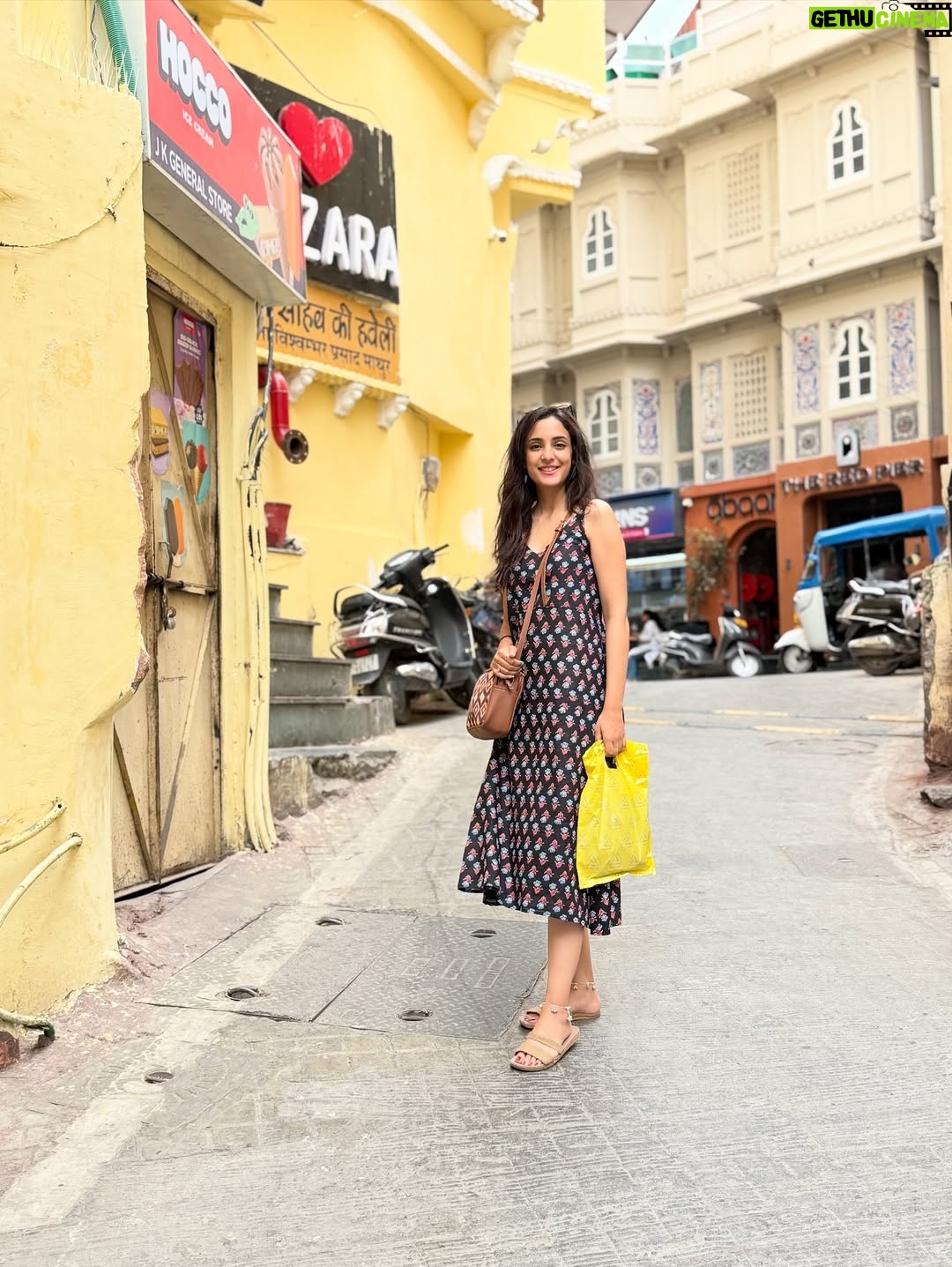 Kanikka Kapur - 71.2K Likes - Came for the view, stayed for the thali! 🍛
