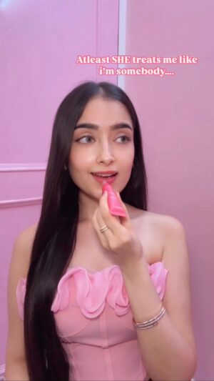 Kareena Tekwani Instagram - Sorry BABYLIPS🥲🎀
.
.
.
.
#relatablevideos #lipbalm #funnyvideos #girlstruggles #relatablebeauty #babylips #fypシ゚シ゚