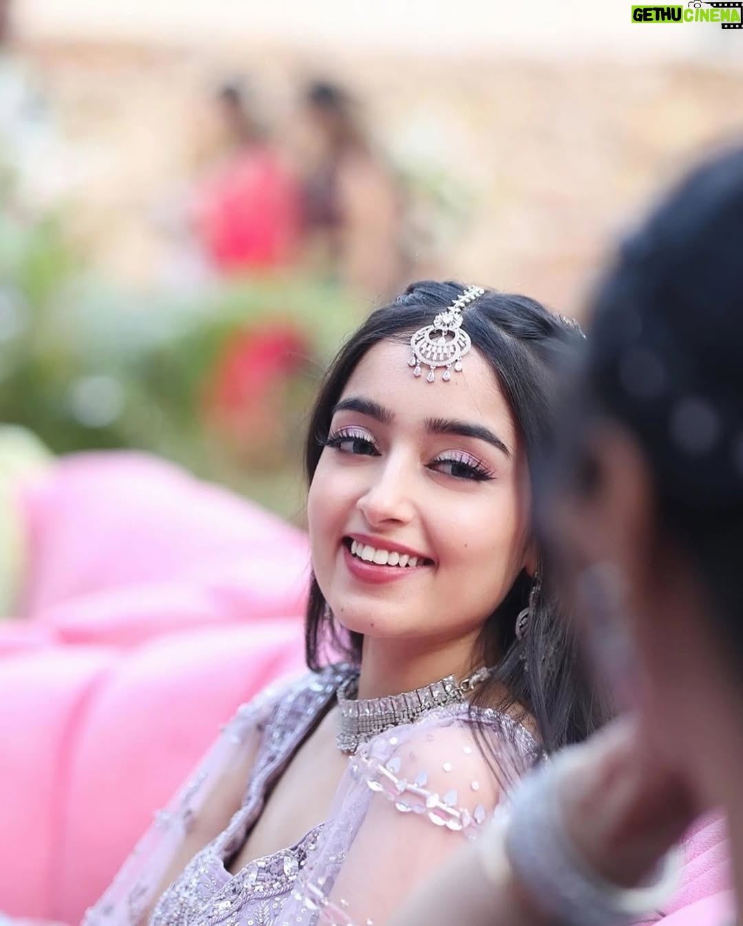 Kareena Tekwani - 5.9K Likes - Pov : When the cameraman falls in love with you 💜

P.S. - Some candids that I found super cute from sissy’s wedding🙈