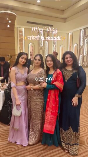 Kareena Tekwani Instagram - Day 1 of my ✨सखी ki shaadi✨
.
.
.
.
.
( Raw Vlog, Wedding Function, Mini Vlog, Pilates, Shaadi ka khaana, Bestie’s Wedding, Bridesmaids, GRWM, Friends, Girl Math, Raw Wedding Vlog )