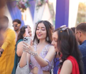 Kareena Tekwani Instagram - My ✨vibe✨ lately💅🥰
.
.
.
#shaadiszn #weddingfits #candidshots #baaratfun #indianweddings