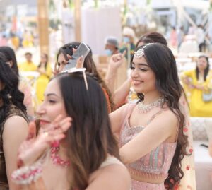 Kareena Tekwani Instagram - My ✨vibe✨ lately💅🥰
.
.
.
#shaadiszn #weddingfits #candidshots #baaratfun #indianweddings