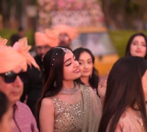 Kareena Tekwani Instagram - My ✨vibe✨ lately💅🥰
.
.
.
#shaadiszn #weddingfits #candidshots #baaratfun #indianweddings