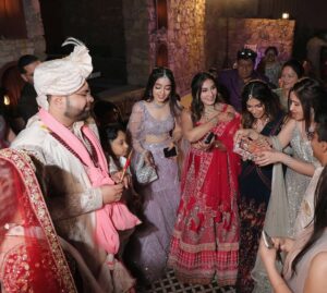 Kareena Tekwani Instagram - My ✨vibe✨ lately💅🥰
.
.
.
#shaadiszn #weddingfits #candidshots #baaratfun #indianweddings