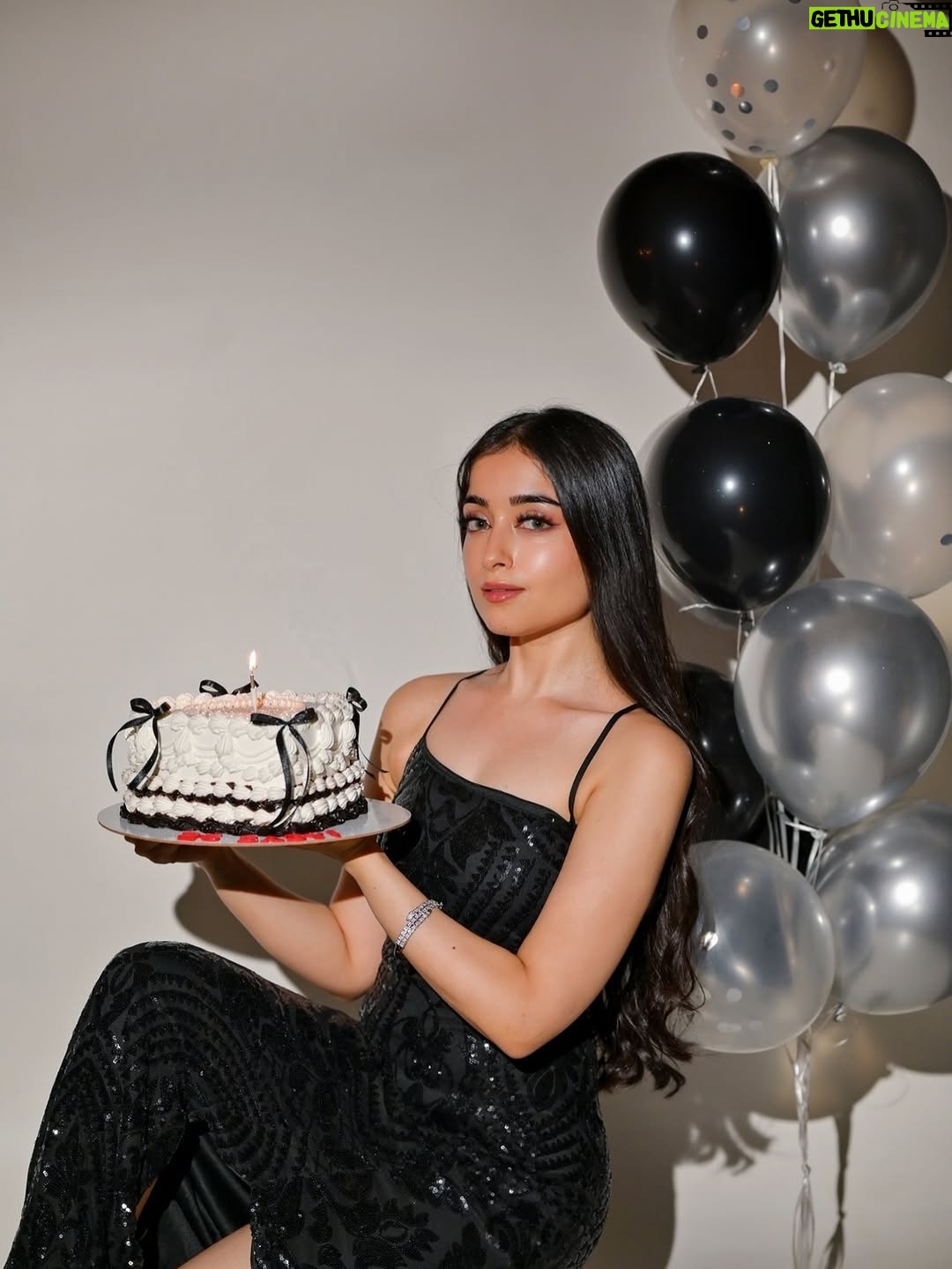 Kareena Tekwani - 7.2K Likes - Quarter-life cuteness 🍰🎀
.
.
.
.
.
[ Birthday Shoot Ideas, Pinterest Birthday Inspo, Dreamy Birthday Vibes, Vintage Cake, Birthday Aesthetic, 25th Birthday, Pinteresty Decor, Shoot Poses ]