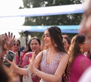 Kareena Tekwani Instagram - My ✨vibe✨ lately💅🥰
.
.
.
#shaadiszn #weddingfits #candidshots #baaratfun #indianweddings