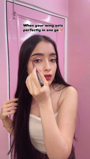 Kareena Tekwani Instagram - Eyeliner gods on my side today💅
.
.
.
#funnyreels #girlstruggles #relatable #comedyvideo #wingeyeliner #reelsfyp #makeupstruggles