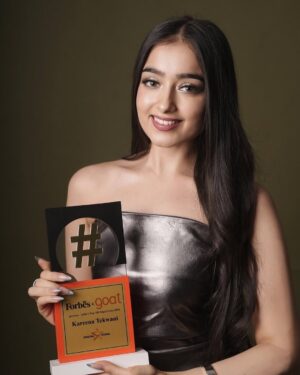Kareena Tekwani Instagram - Made Mom & Dad Proud❤️
Thank you @forbesindia @goat_india_ for this life-changing feature & award ✨
Truly honored to be featured as one of the Top 100 Digital Stars of 2024! Couldn’t be more grateful for this recognition 💕
And to my audience- I have no words, just pure admiration towards y’all! This is our FIRST AWARD in this field (Except for YT PlayButton ofc✨) and it HAD to be Forbes! This still feels like a dream, THANK YOUU for the massive love & support that we could finally reach here! Love and only love❣️
( Forbes India, Forbes India’s Top 100 Digital Stars, Digital Stars Award )