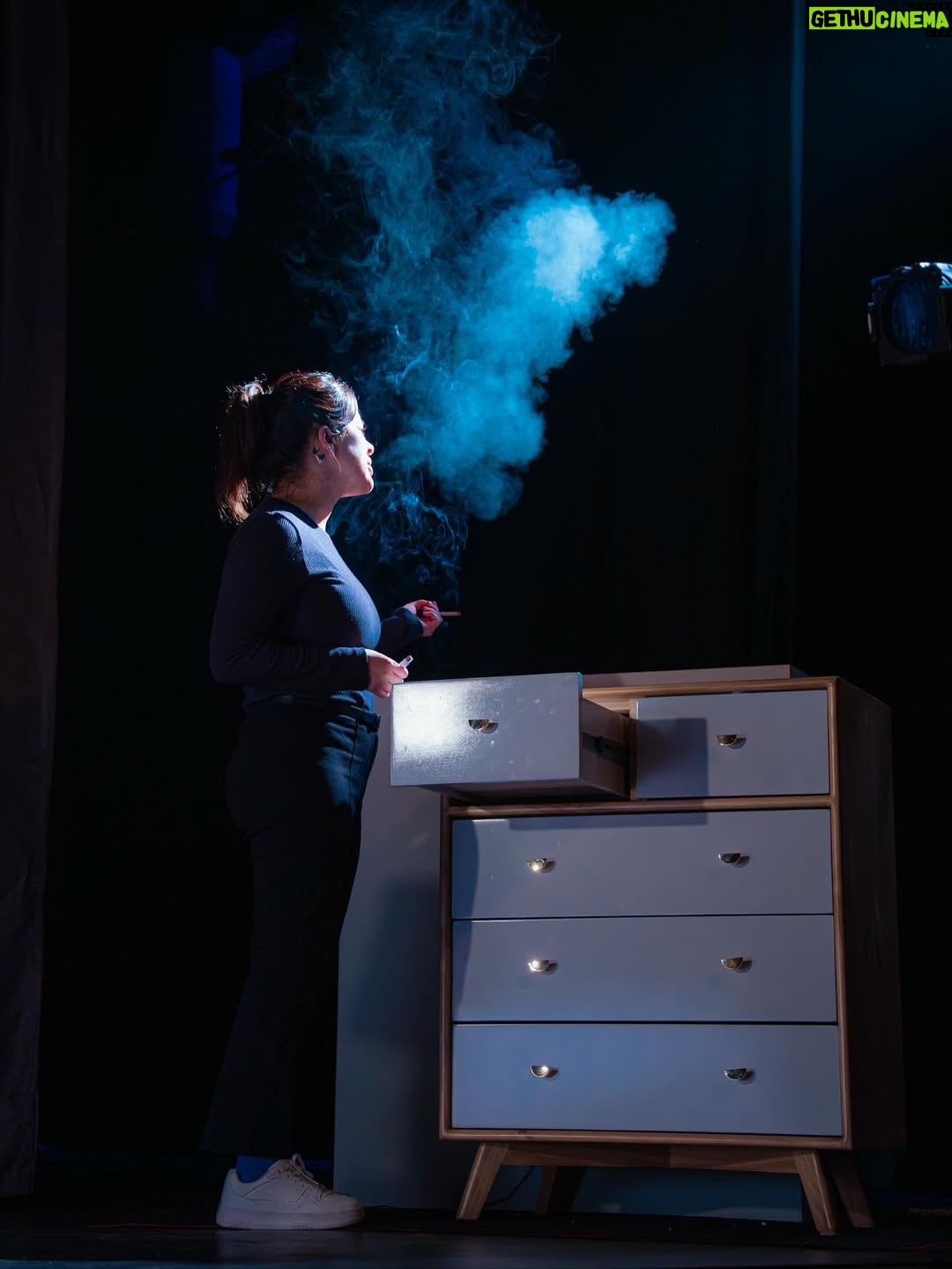 Karina Jordán - 84 Likes - 🎭✨ Una actriz. Muchos personajes. Toda una historia.

En DAÑO, Karina Jordán se transforma en escena: es ella, su jefe, la influencer, la madrastra… ¡y hasta un grupo de stalkers! 😱

Una sola persona que da vida a un universo entero sobre el lado oscuro de las redes sociales. 🖤

📍 Teatro Británico
🗓️ Martes y miércoles, 8PM
🎟️ Entradas en Joinnus
