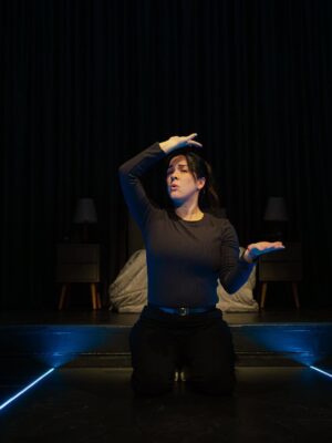 Karina Jordán Instagram - 🎭✨ Una actriz. Muchos personajes. Toda una historia.
En DAÑO, Karina Jordán se transforma en escena: es ella, su jefe, la influencer, la madrastra… ¡y hasta un grupo de stalkers! 😱
Una sola persona que da vida a un universo entero sobre el lado oscuro de las redes sociales. 🖤
📍 Teatro Británico
🗓️ Martes y miércoles, 8PM
🎟️ Entradas en Joinnus