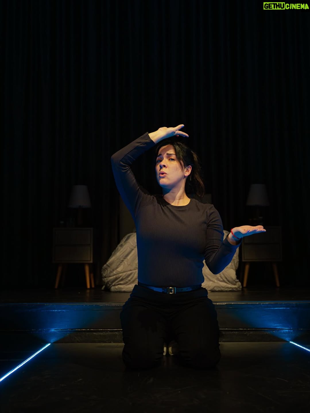 Karina Jordán - 84 Likes - 🎭✨ Una actriz. Muchos personajes. Toda una historia.

En DAÑO, Karina Jordán se transforma en escena: es ella, su jefe, la influencer, la madrastra… ¡y hasta un grupo de stalkers! 😱

Una sola persona que da vida a un universo entero sobre el lado oscuro de las redes sociales. 🖤

📍 Teatro Británico
🗓️ Martes y miércoles, 8PM
🎟️ Entradas en Joinnus
