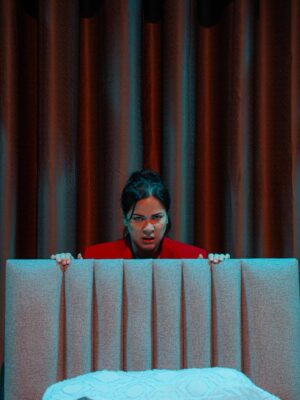 Karina Jordán Instagram - 🎭✨ Una actriz. Muchos personajes. Toda una historia.
En DAÑO, Karina Jordán se transforma en escena: es ella, su jefe, la influencer, la madrastra… ¡y hasta un grupo de stalkers! 😱
Una sola persona que da vida a un universo entero sobre el lado oscuro de las redes sociales. 🖤
📍 Teatro Británico
🗓️ Martes y miércoles, 8PM
🎟️ Entradas en Joinnus