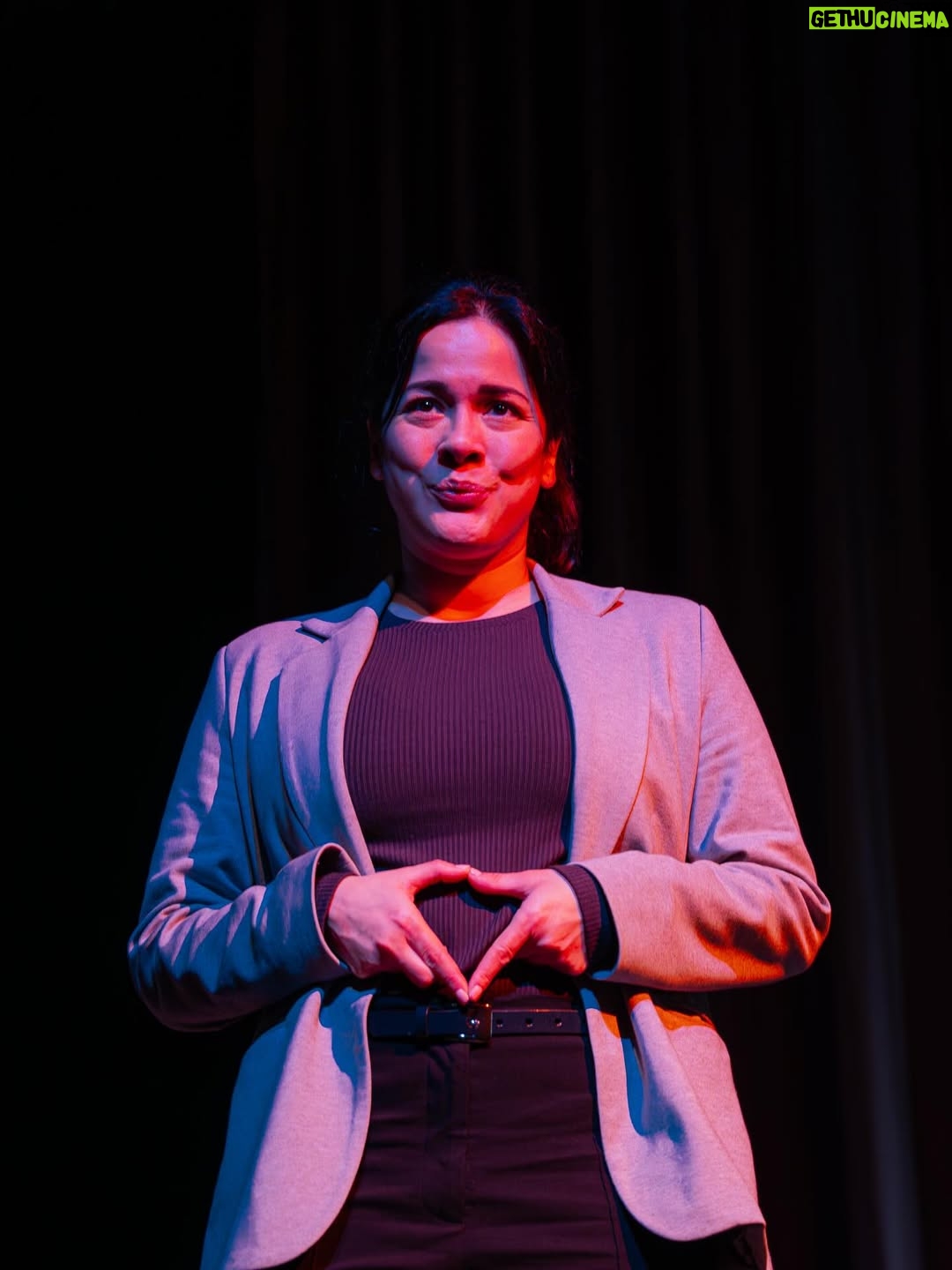 Karina Jordán - 84 Likes - 🎭✨ Una actriz. Muchos personajes. Toda una historia.

En DAÑO, Karina Jordán se transforma en escena: es ella, su jefe, la influencer, la madrastra… ¡y hasta un grupo de stalkers! 😱

Una sola persona que da vida a un universo entero sobre el lado oscuro de las redes sociales. 🖤

📍 Teatro Británico
🗓️ Martes y miércoles, 8PM
🎟️ Entradas en Joinnus