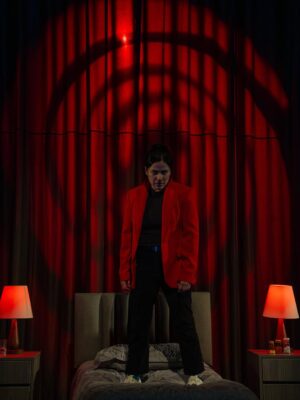 Karina Jordán Instagram - 🎭✨ Una actriz. Muchos personajes. Toda una historia.
En DAÑO, Karina Jordán se transforma en escena: es ella, su jefe, la influencer, la madrastra… ¡y hasta un grupo de stalkers! 😱
Una sola persona que da vida a un universo entero sobre el lado oscuro de las redes sociales. 🖤
📍 Teatro Británico
🗓️ Martes y miércoles, 8PM
🎟️ Entradas en Joinnus
