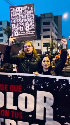 Karina Jordán Instagram - Ejerciendo nuestro derecho a expresarnos pacíficamente en contra de la violencia, la criminalidad, la censura y corrupción de nuestro gobierno. 🇵🇪🖤🕊️
