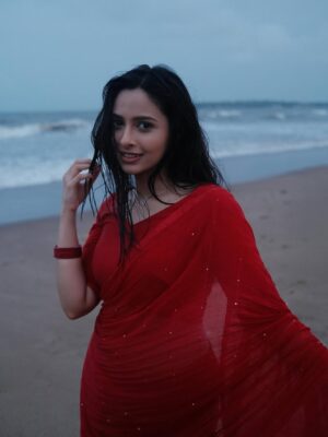 Karishma Sawant Instagram - बातों में तेरी मैं रातें बिताऊँ