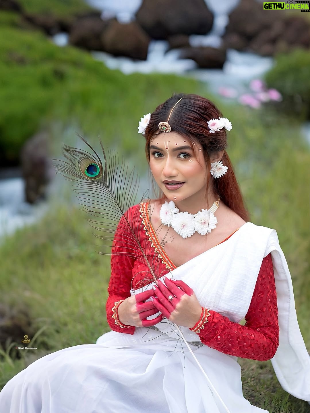 Karishmita Dass - 8.1K Likes - ||राधा हृदय, कृष्ण आत्मा||🦚🤍

Makeup by @nikitaz_makeover_

 Team - @vivah_story_

  Picture perfect moments start here! 📸✨ Book our photography team today and let us capture your story beautifully

 For More Information
 Call or DM - 9706644046

#explore #janmashtami #exploring #fyp #fypシ❤️💞❤️ #fypage #likexlike #shoot #likeforfollow #followforfollow #photoshoot