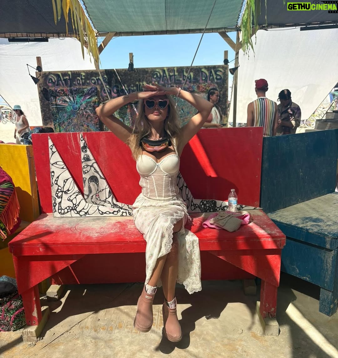 Karolina Benefield - 708 Likes - Dust   love = magic