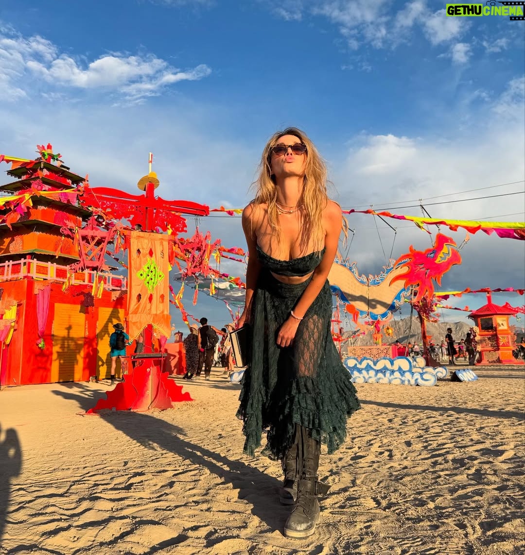 Karolina Benefield - 708 Likes - Dust   love = magic