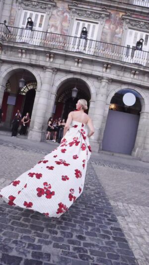 Karolína Kurková Instagram - Thank you for having me @carolinaherrera. I had such a great time in Madrid at the launch event of La Bomba !
#LaBombaCarolinaHerrera
#HerreraInMadrid
