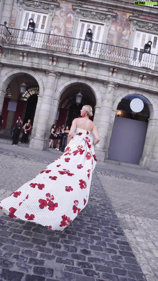 Karolína Kurková - 2.7K Likes - Thank you for having me @carolinaherrera. I had such a great time in Madrid at the launch event of La Bomba !

#LaBombaCarolinaHerrera
#HerreraInMadrid