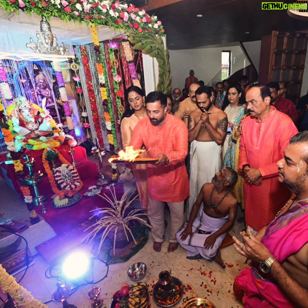Karthika Nair - 39.1K Likes - Onam ashamsakal🏵️✨

Had an Auspicious start to Onam by welcoming Ganesha to our home💛✨

Sending loads of love and light to everyone🤗

#onam #bappamorya