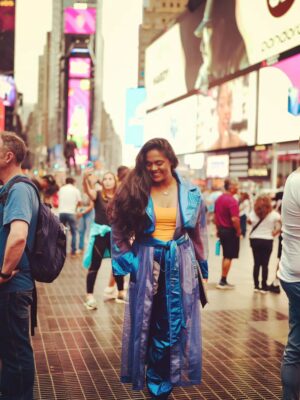 Karthika Nair Instagram - Feet on the city ground, Head in neon clouds💙
Forever a purebred city girl✨